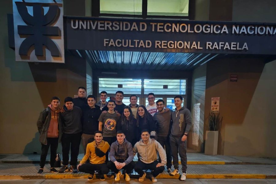 Grupo de estudiantes de la UTN que viajaron a La Rioja.