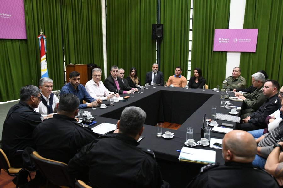 El encuentro de las distintas fuerzas de seguridad que operan en Rafaela se dio en el Sal&oacute;n Verde del edificio municipal.