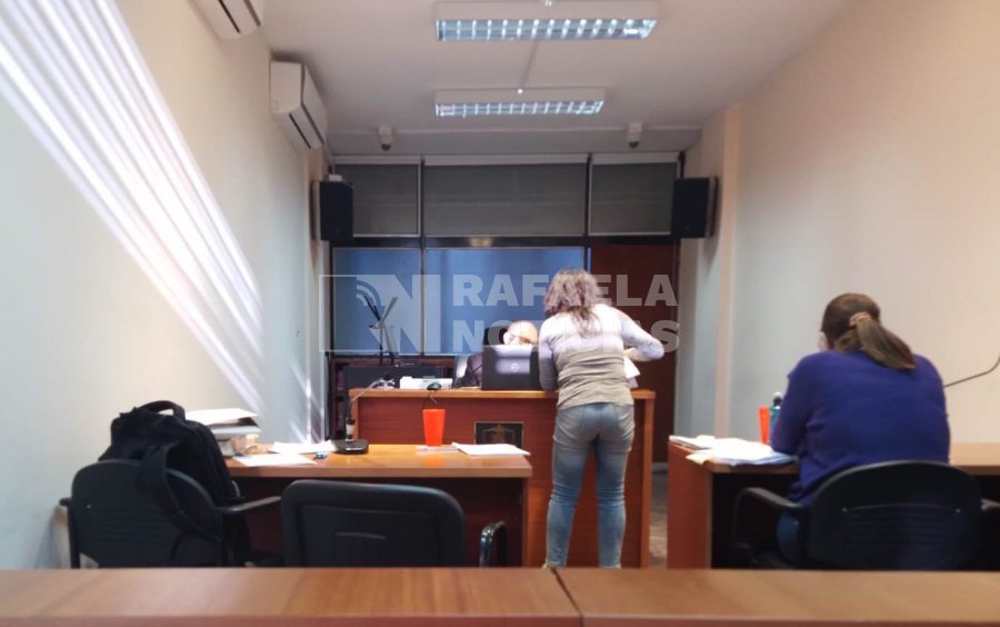 La fiscal Dra. Gabriela Lema mostrando parte de las evidencias al juez Stegmayer.