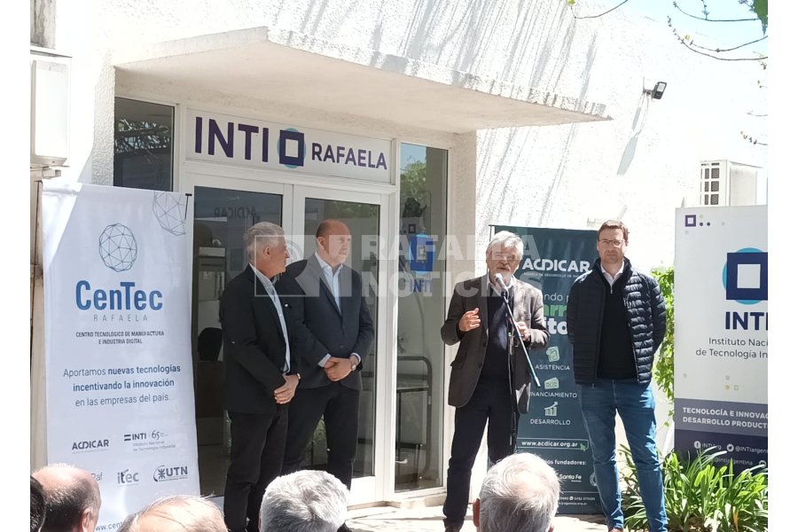 Daniel Frana, Omar Perotti, ministro Filmus y Benjam&iacute;n Albrecht, en el acto de este jueves.