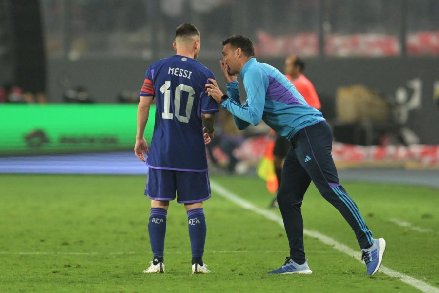 SCALONI DIALOGA CON EL 10. MESSI FUE LA GRAN FIGURA EN PER&Uacute;