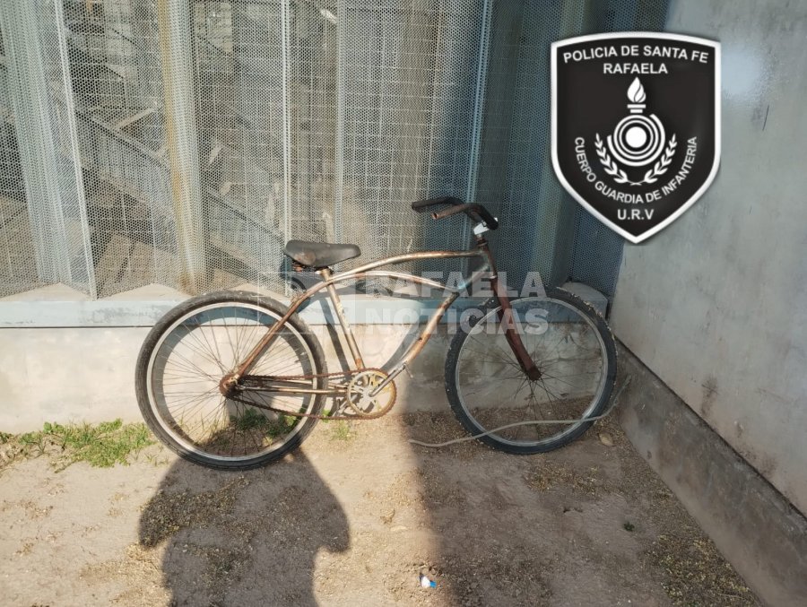 Bicicleta abandonada en las calles Pasaje Igualdad e Iturraspe.