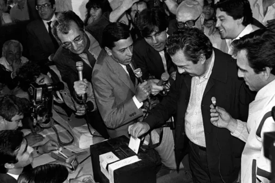 Alfons&iacute;n votando en 1983