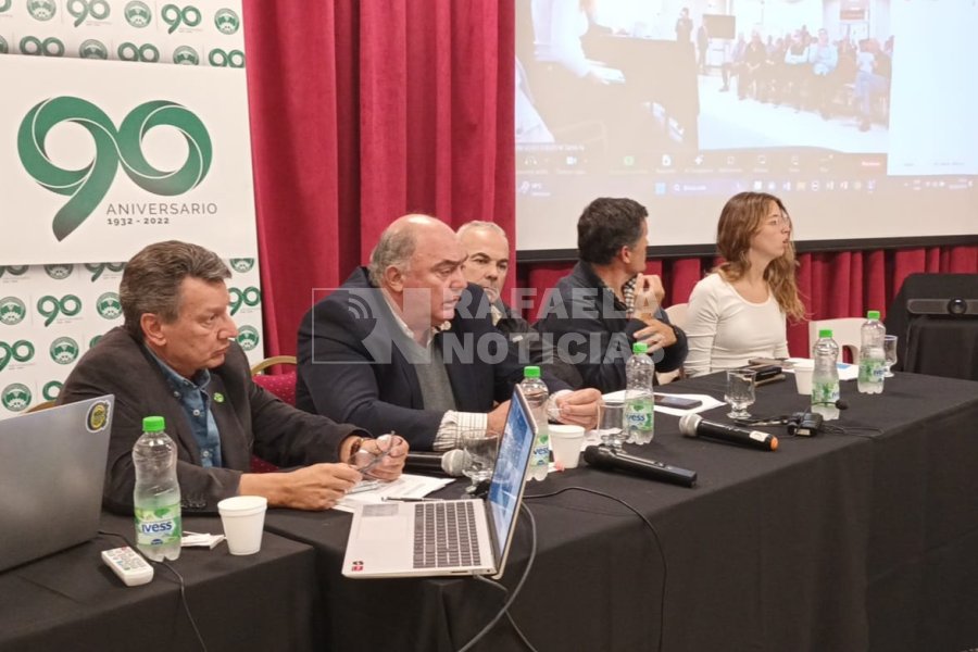 Consejo Directivo de Fisfe, durante la reuni&oacute;n de este lunes.