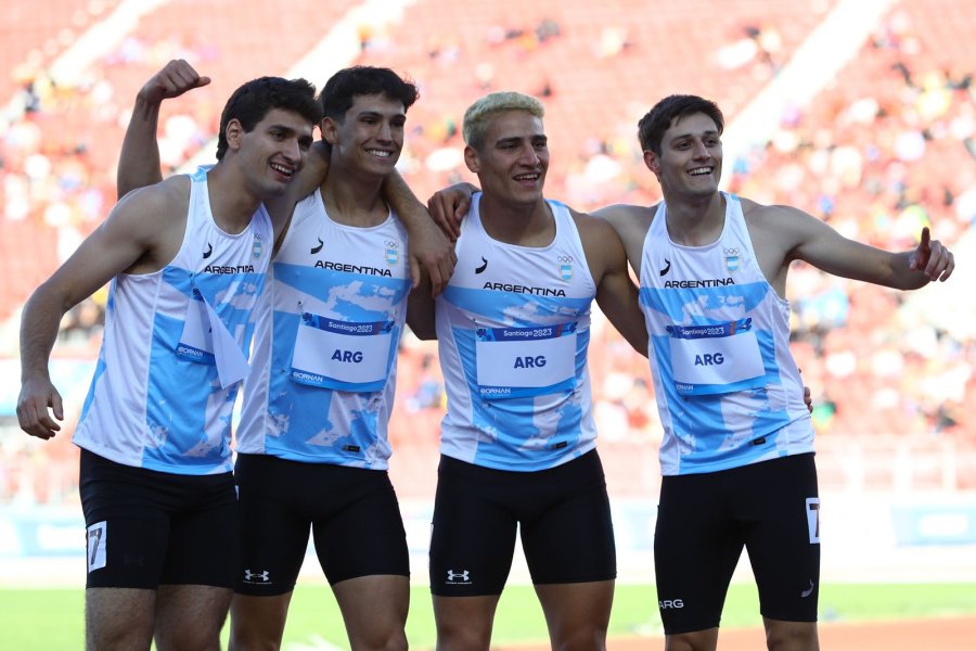 TOM&Aacute;S MONDINO Y SUS COMPA&Ntilde;EROS DE EQUIPO FESTEJANDO EL BRONCE