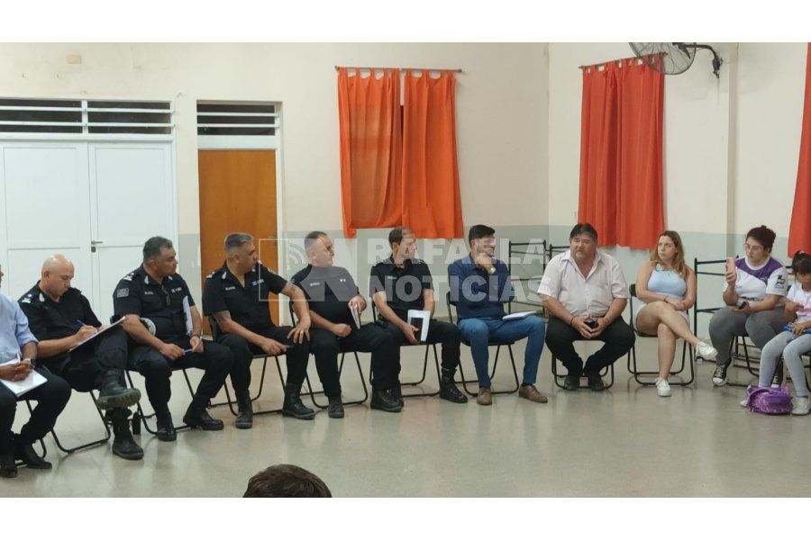 Autoridades que asistieron a la reuni&oacute;n.