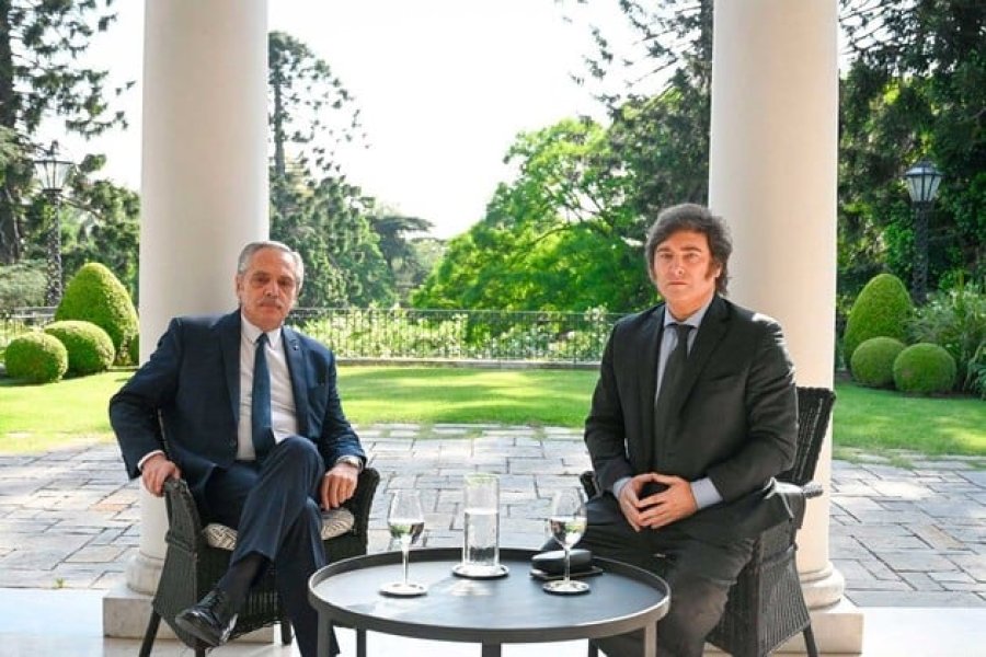 La primera foto de la transici&oacute;n entre Fern&aacute;ndez y Milei.