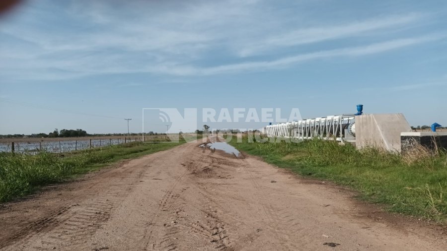 Estructura del acueducto a la derecha; a la izquierda, campos inundados.