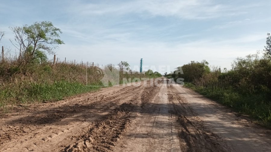 El mismo camino, a un kil&oacute;metro al Sur del barrio El Bosque.