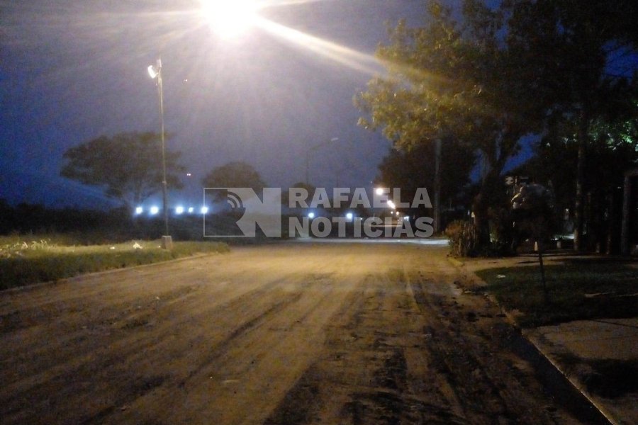 Calle Corti a medio iluminar por el robo de cables.