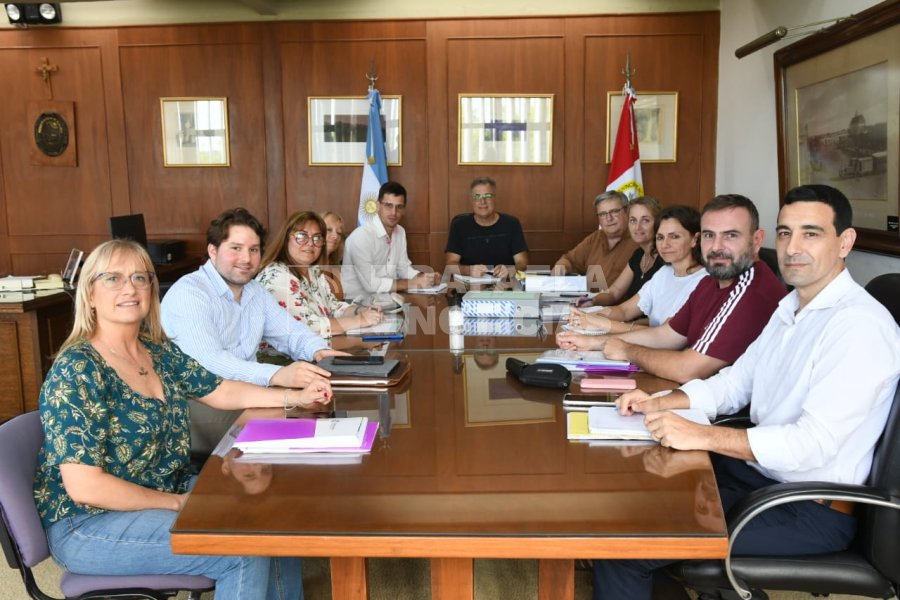 Funcionarios de las administraciones saliente y entrante, durante la reuni&oacute;n en el despacho de Intendencia.