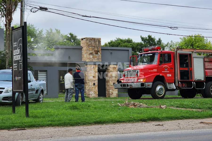 Los bomberos trabajando en la vivienda afectada.