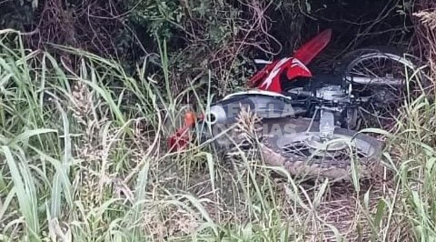 La moto fue encontrada entre pastizales.