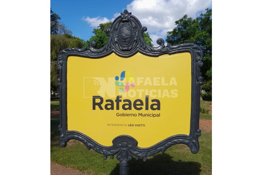 Pantallas en la plaza 25 de Mayo ya lucen la nueva identidad corporativa.
