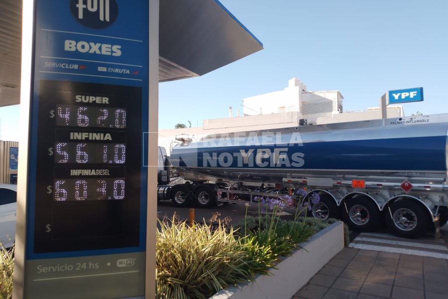 Los precios en la cartelera de YPF.