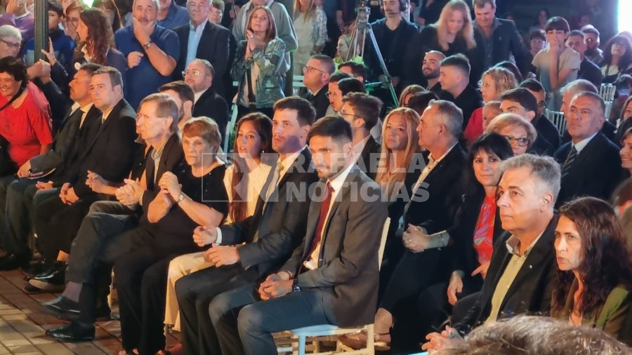 El gobernador electo, Maximiliano Pullaro, entre las autoridades presentes.