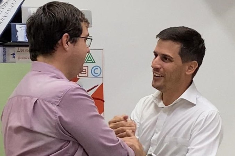 Viotti saludando a uno de los empleados municipales.