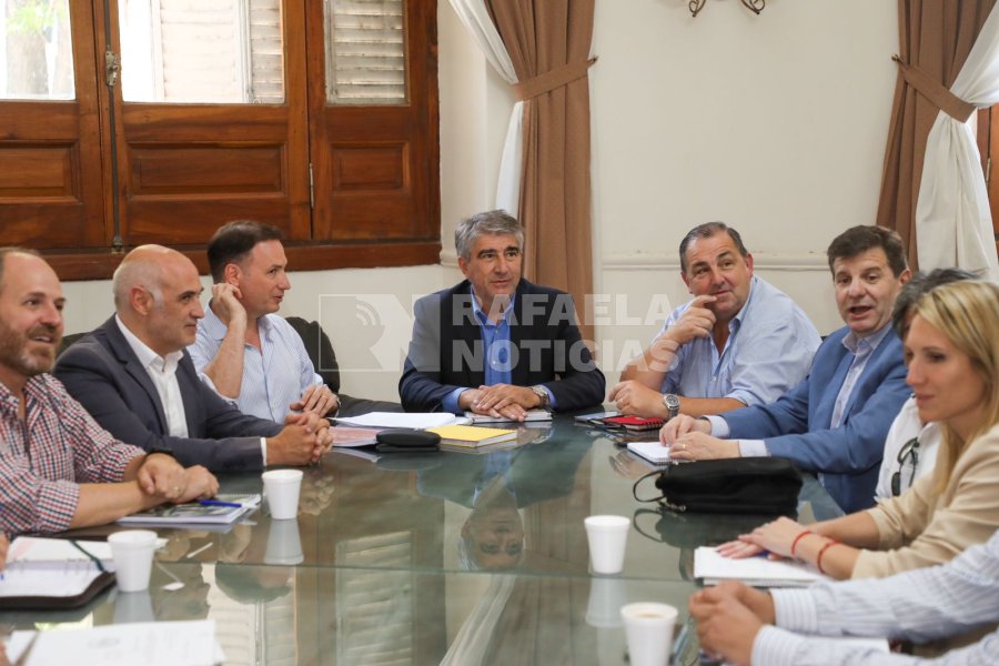 Funcionarios reunidos para analizar la crisis h&iacute;drica.