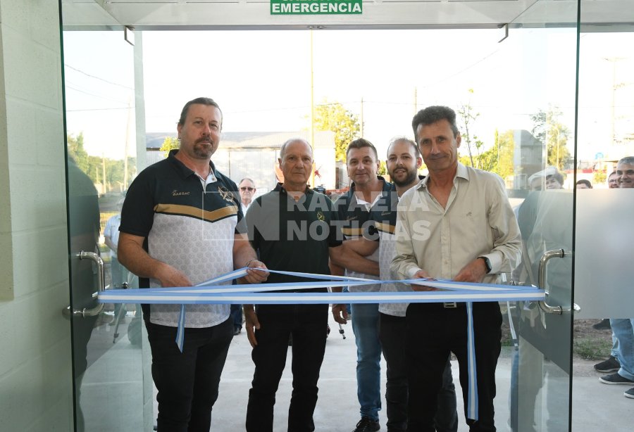 Momento del corte de cintas.