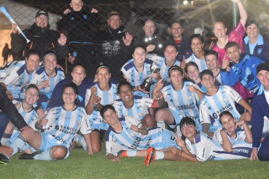Las chicas celebrando con la copa
