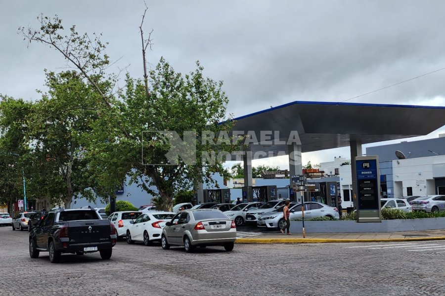 Cartelera de precios apagada, a las 18, en la YPF de Arenales y Roca.