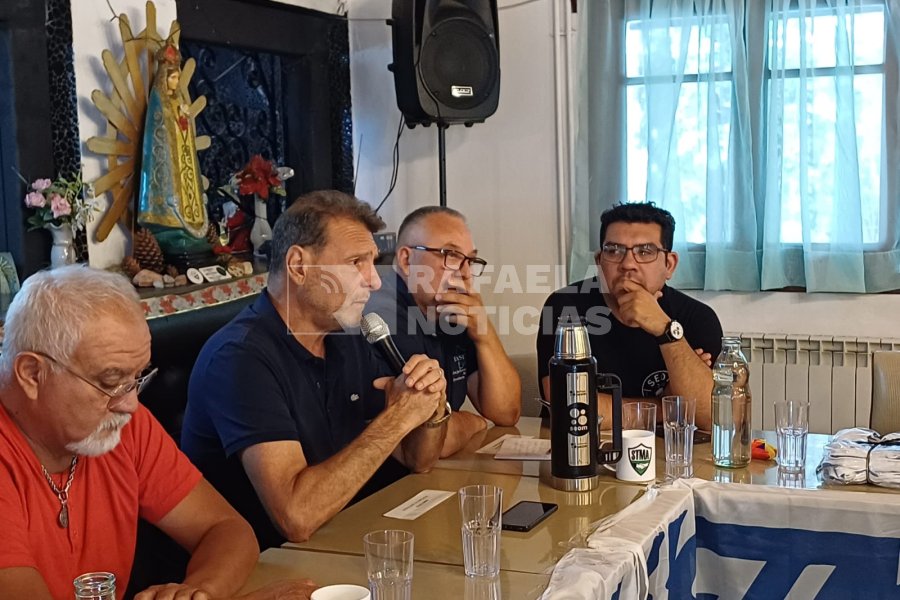 Dar&iacute;o Cocco hablando durante la reuni&oacute;n en Cosqu&iacute;n.
