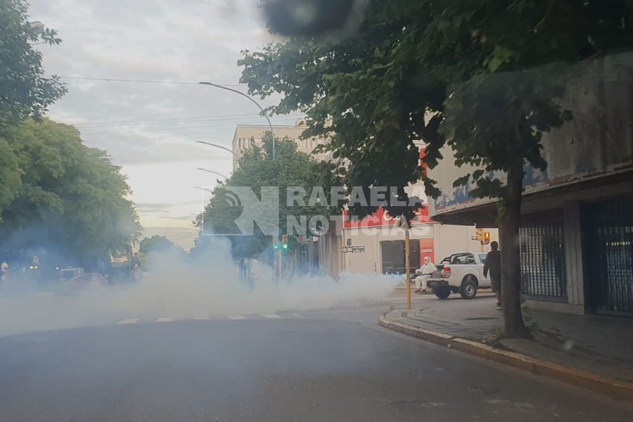 Uno de los m&oacute;viles que realiza la fumigaci&oacute;n, en pleno centro de la ciudad.