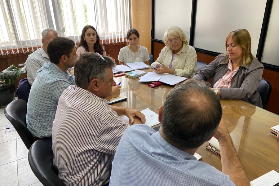 Leonardo Viotti y su equipo junto a la nueva comitiva de la Sociedad Rural