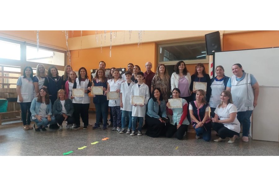 Docentes, directivos, alumnos y supervisores que expusieron en la jornada.