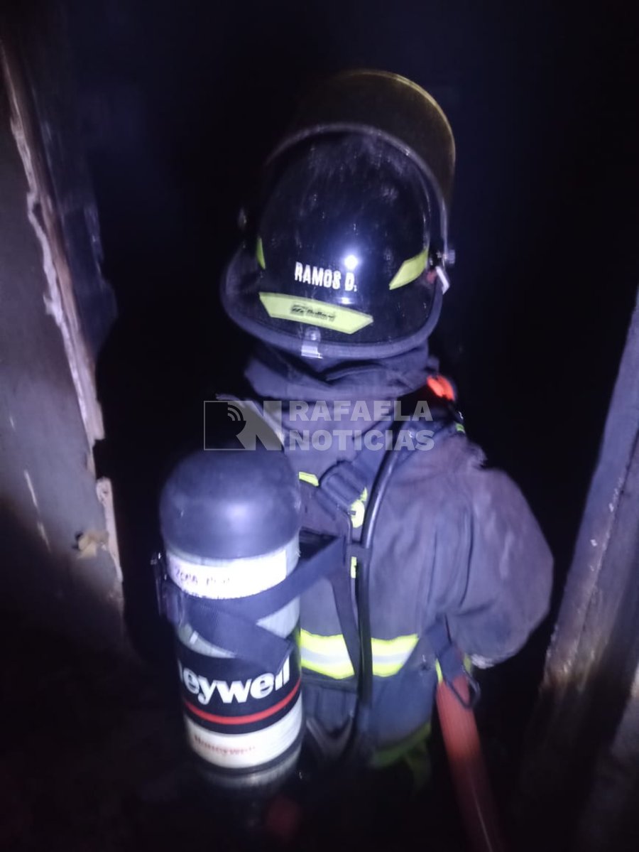 Bomberos Zapadores realizaron tareas de enfriamiento y remoci&oacute;n en el lugar.