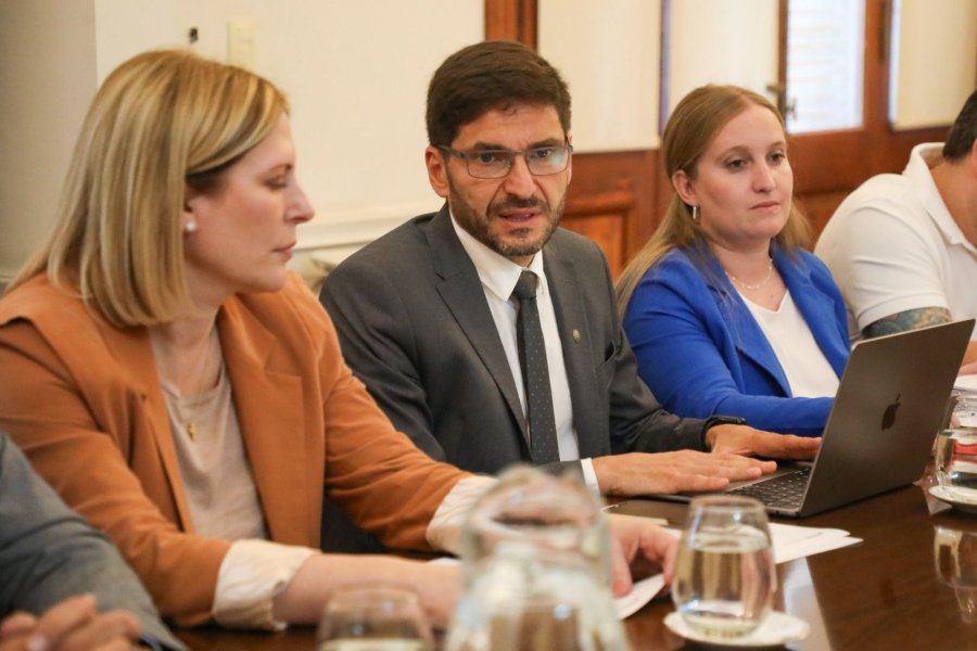 Maximiliano Pullaro liderando la primera reuni&oacute;n de Gabinete Social