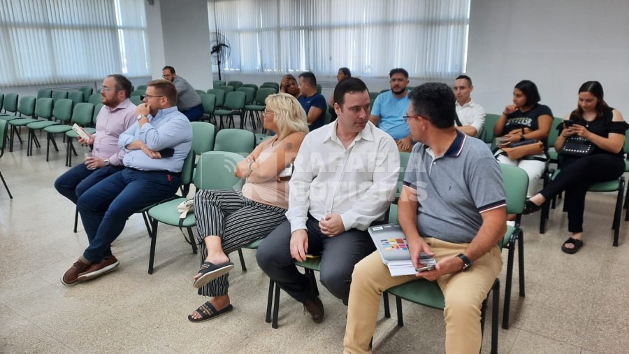 En la tribuna, Secretarios del Ejecutivo segu&iacute;an el debate. En la foto, Iv&aacute;n Viotti conversa con Germ&aacute;n Bottero, mientras el Fiscal municipal sigue atento lo que se dice en el recinto.