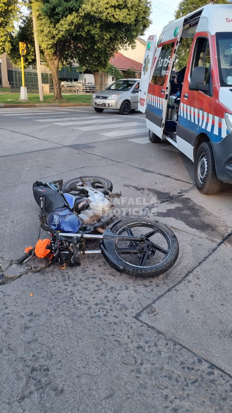 La moto que conduc&iacute;a el muchacho accidentado.