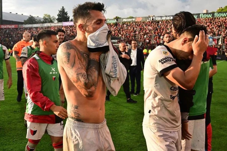 El descenso deportivo de Col&oacute;n se consum&oacute; con la derrota ante Gimnasia.