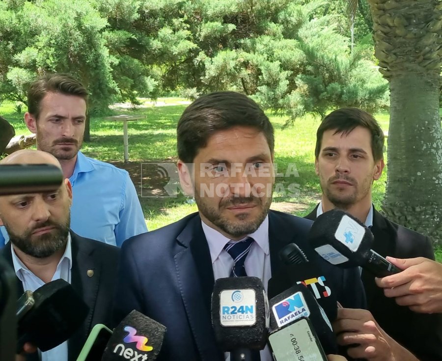 Pullaro dialogando con los medios, en la plaza de Presidente Roca.