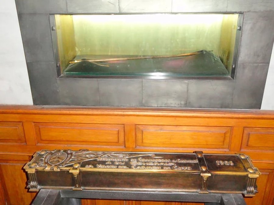 El bast&oacute;n de mando de San Mart&iacute;n, depositado a los pies de la Virgen, se exhibe en la Iglesia San Francisco de Mendoza