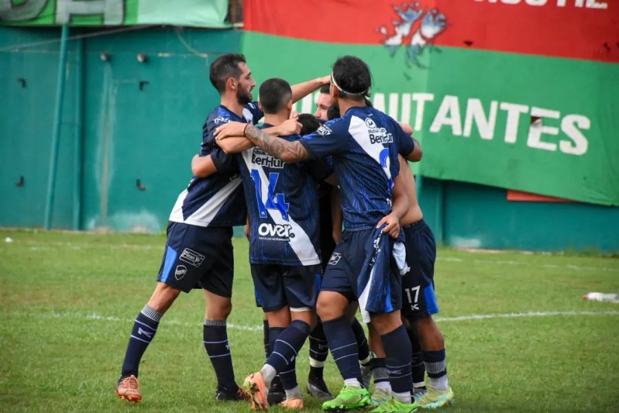 Los jugadores del "lobo" celebrando el &uacute;nico tanto del encuentro