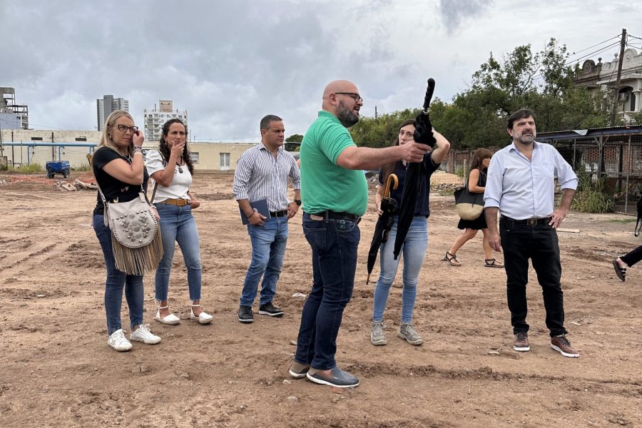 Concejales de Santa Fe recorriendo la obra paralizada de Aguas Santafesinas