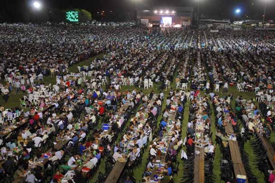 Otra gran multitud se espera esta noche.