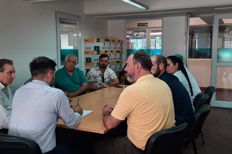 Miembros de RENATRE y UATRE reunidos con el ministro de Trabajo de la provincia