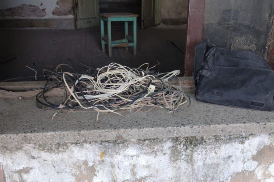 Los cables que intentaban sustraer los sujetos.