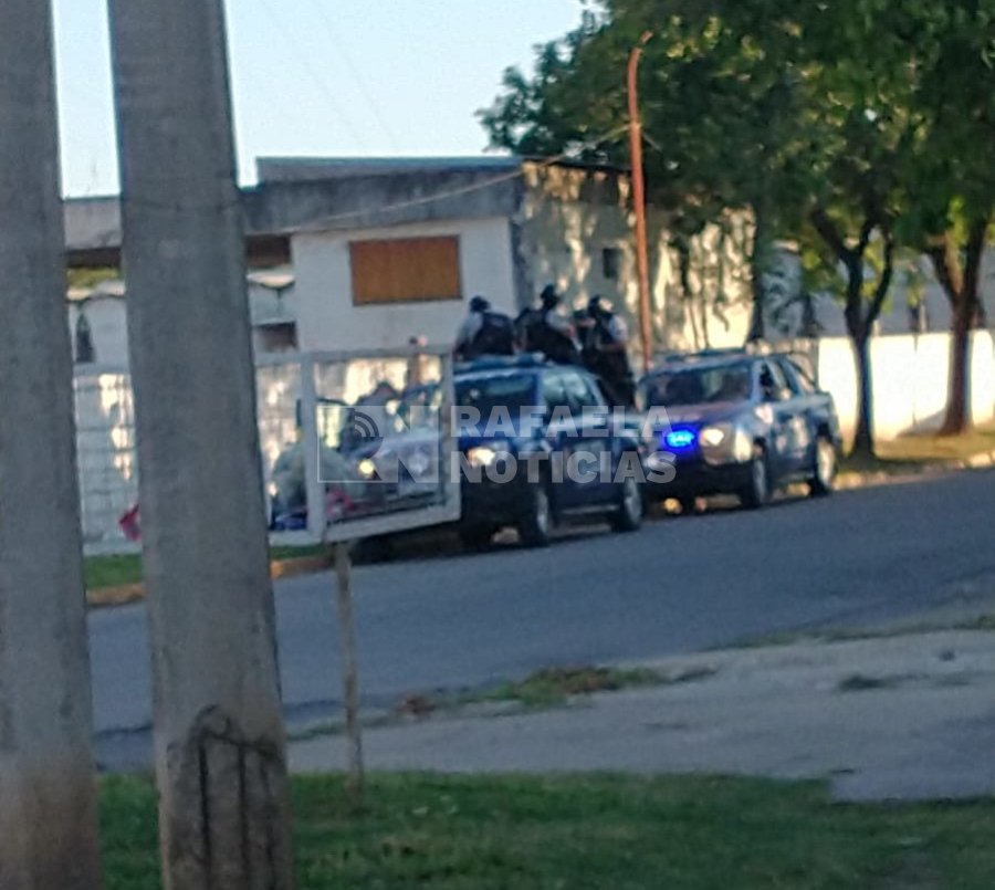 Agentes en calle Beltramino