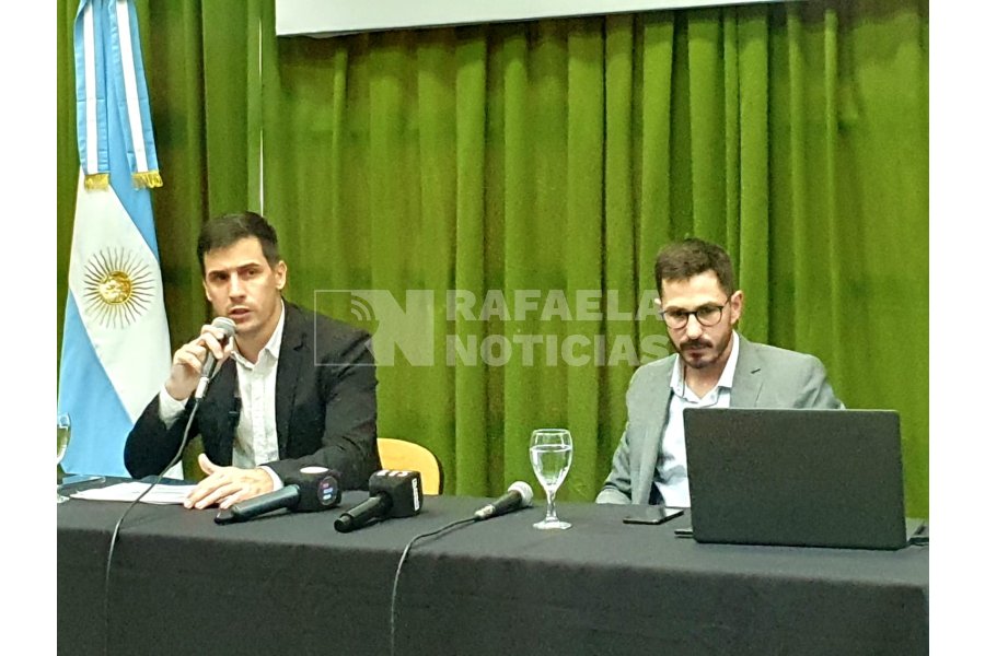 Intendente Viotti y subsecretario Aversa, enla conferencia de prensa.