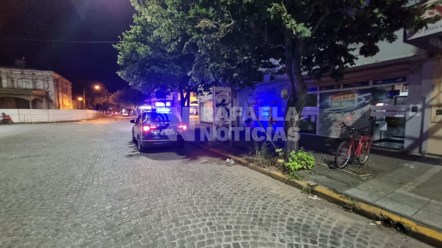 Polic&iacute;a frente a la joyer&iacute;a que termin&oacute; con la vidriera da&ntilde;ada.