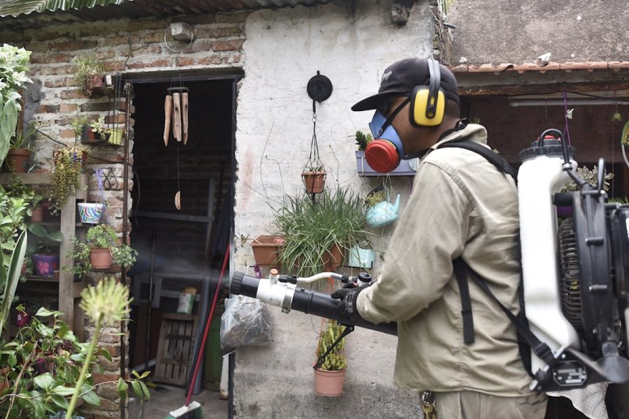 Un trabajador fumigando.