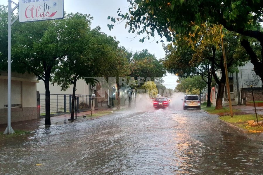 Calle Viamonte, entre V&eacute;lez S&aacute;rsfield y Falucho, completamente anegada aunque el desag&uuml;e funciona correctamente.