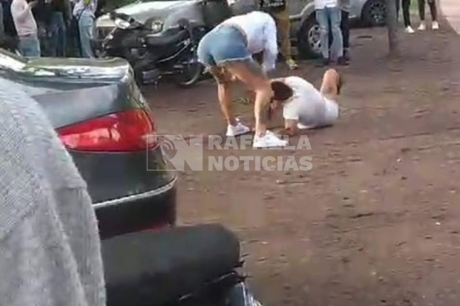 Momento en que la denunciante es tirada al piso.