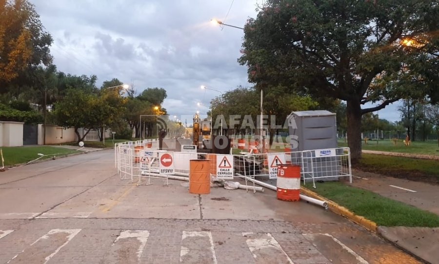 Calzada con obra en ejecuci&oacute;n, en avenida Estanislao del Campo.