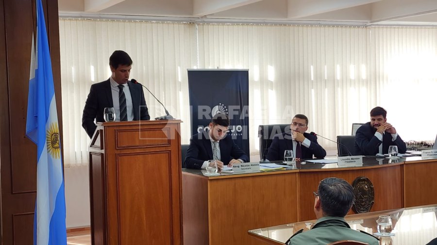 Habla el intendente, lo escucha Lisandro M&aacute;rsico.