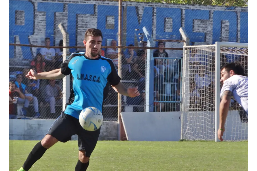 El futbolista contin&uacute;a internado.